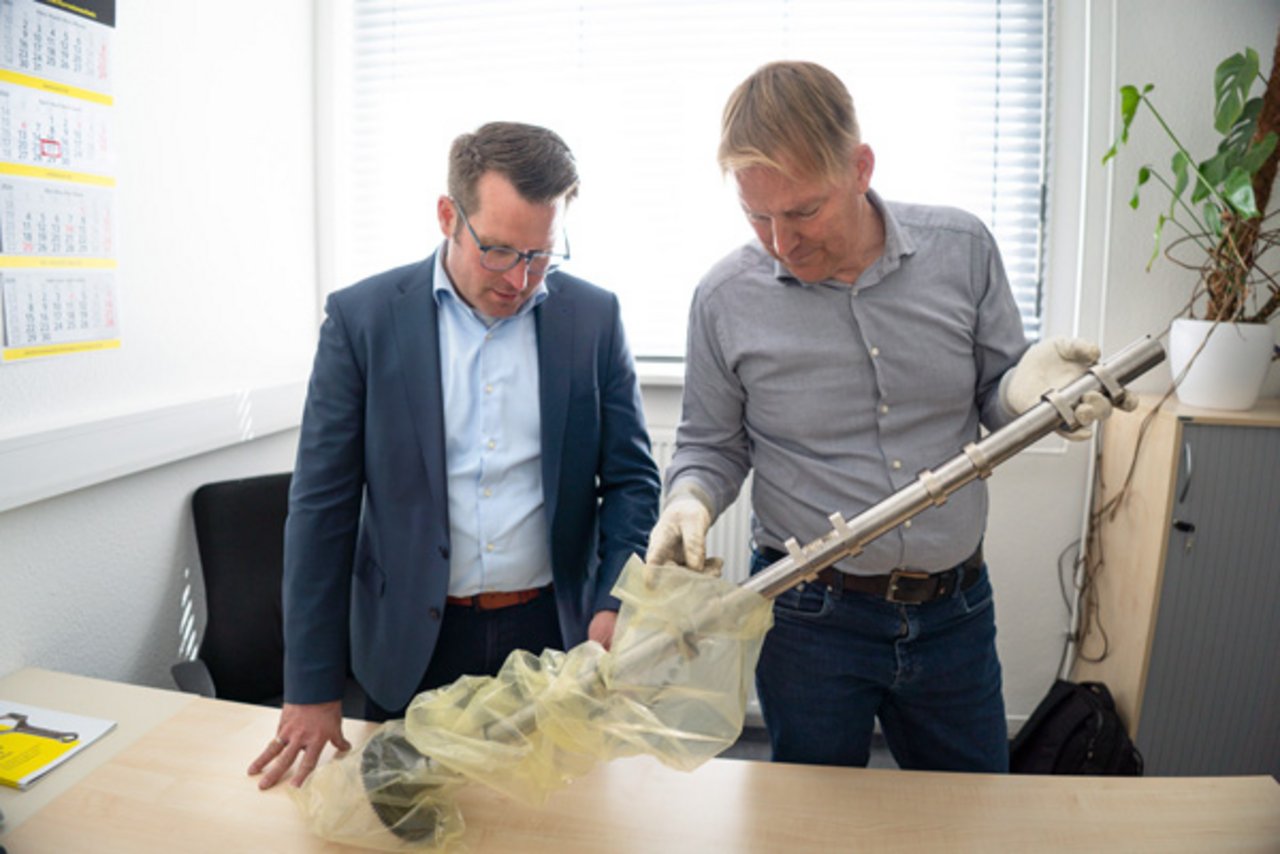 Bauteil mit Korrosionsschutzfolie wird begutachtet