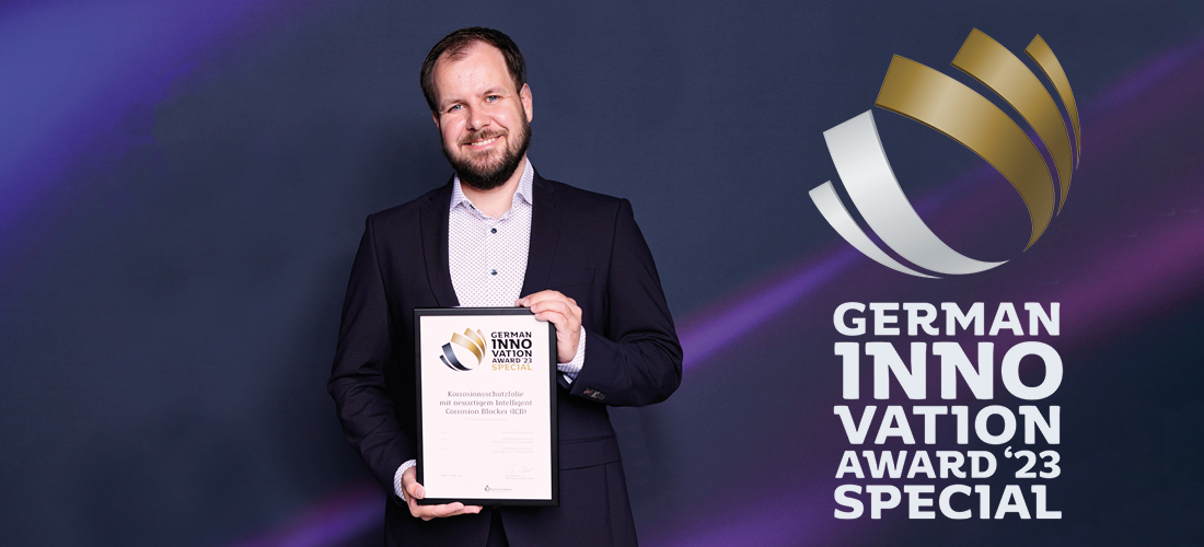 EXCOR – Preisverleihung German Innovation Award EXCOR Mitarbeiter präsentiert lächelnd die Urkunde des German Innovation Award