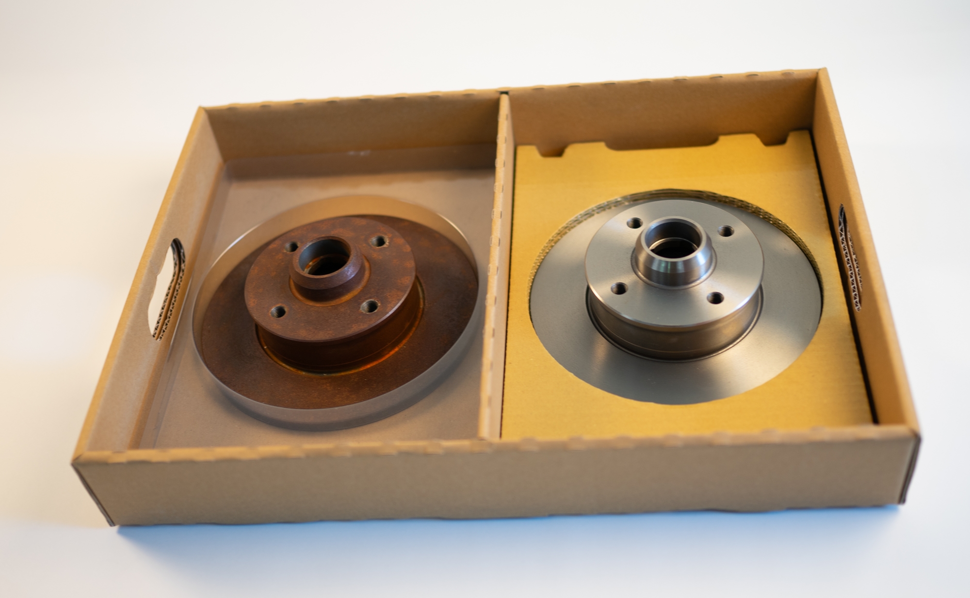 VCI Layertray vs. Standardverpackung VCI Layertray schützt Metallteil vor Rost; Vergleich zu verrostetem Teil in Standardverpackung
