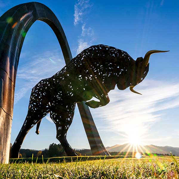 Stier-Statur Red Bull Ring Stier-Statur am Red Bull Ring bei blauem Himmel und Sonnenschein